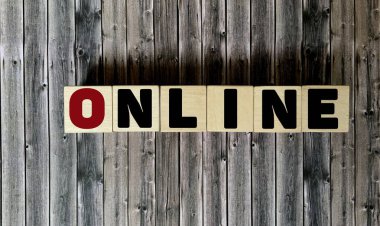 Tahta zemindeki tahta küplerle ilgili internette söylentiler. İnternet teknolojileri kavramı. .