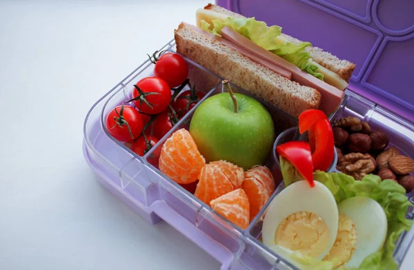 Liliowe Pudełko Lunch Przegródkami Których Przydatne Jedzenie Lunch Przekąskę Kanapki — Zdjęcie stockowe