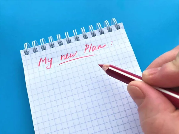 Cuaderno Espiral Una Jaula Lápiz Rojo Está Escrito Nuevo Plan —  Fotos de Stock