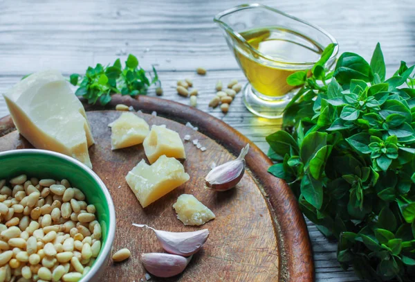 Ingredients Making Pesto Sauce Garlic Cloves Foreground Blurred Background Green — Stock Photo, Image