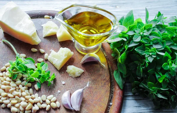 Ingredients Making Pesto Sauce Garlic Cloves Foreground Blurred Background Green — Stock Photo, Image