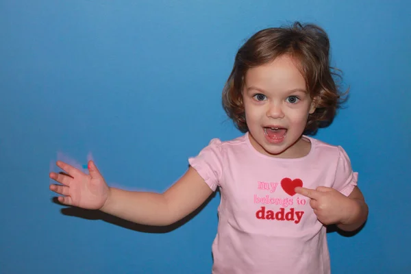 Blonde Little Smiling Girl Pink Shirt Lettering Heart Belongs Daddy — Stock Photo, Image