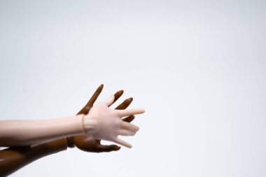 Beyaz arka planda bebek elleri: biri kahverengi, diğeri beyaz. Metin için boşluk