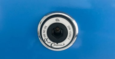 Moskova, Rusya, Nisan 2010: Boru hattı oksijen oksijeni ve hastanedeki solunum cihazı veya vakum için tıbbi hava yatağın yanındaki duvarda. Mavi arkaplan