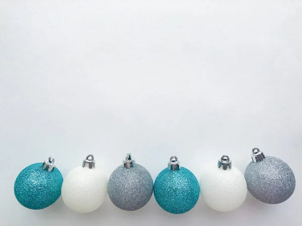 Hiny Kerstballen Van Blauw Turquoise Wit Zilver Kleur Liggen Een — Stockfoto