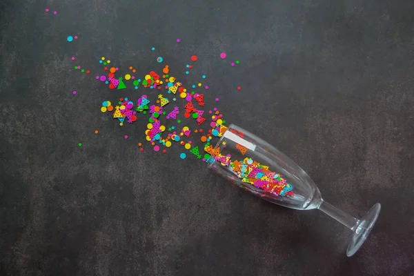 Rengarenk Renkli Konfetilerden Oluşan Bir Şarap Kadehi Koyu Arkaplanda Doğum — Stok fotoğraf