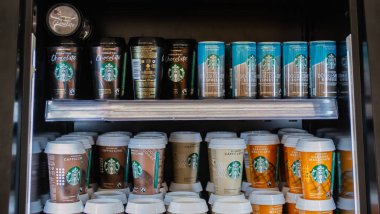 Moskova, Rusya, Eylül 2019: Starbucks logolu özel buzdolabı metal kutularda kahve kokteylleri ve süpermarkette karton bardaklar
