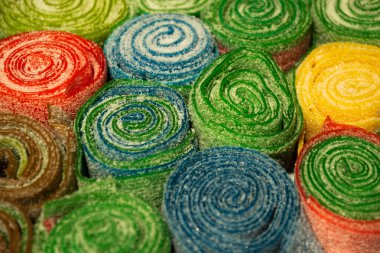 Jöle renkli şekerler bükülmüş şeritler şeklinde.