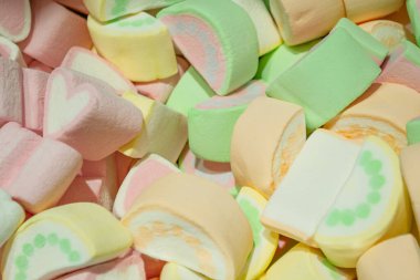 Meyve ve kalp şeklinde marşmelov yakın plan: pembe, sarı ve yeşil beyaz ve narin renkler