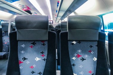 Moskova, Rusya, Mart 2019: Yüksek hızlı bir Aeroekspres trenin boş vagonunda koltuklar. Havaalanı demiryolu hattı. Yumuşak döşemeli koltuklarda. Çok renkli uçaklar. 