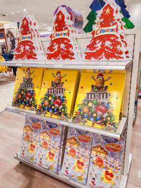 Berlin, Almanya, Ekim 2019: Dükkandaki raflarda çikolata, kutlama ve M & M takvimleriyle gelişmekte olan takvimler