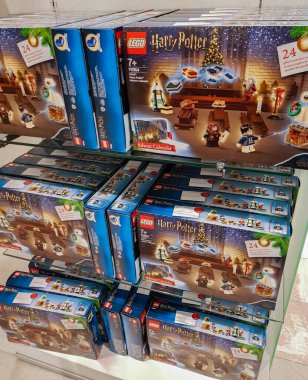 Berlin, Almanya, Ekim 2019: Harry Potter temalı büyük kutular dolusu LEGO takvimi içerisindeki aksiyon figürleri ve detay blokları. Mağazadaki bir rafta satıldı. Noel, indirim