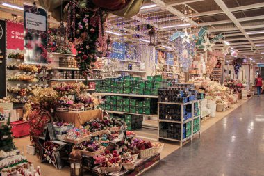 Moskova, Rusya, Eylül 2019: Tavanında süslü Noel ağaçları olan Noel mağazası. Kutu ve kutularda bir sürü Noel oyuncağı. Noel indirimi