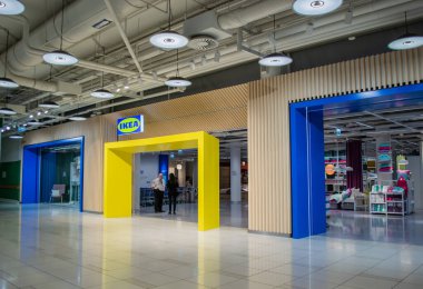 Moskova, Rusya, Eylül 2019: IKEA mağazasına giriş. Gardiyan siyahlı bir kadınla konuşuyor. İçeride malları, yatak takımlarını, arabaları görebilirsiniz.