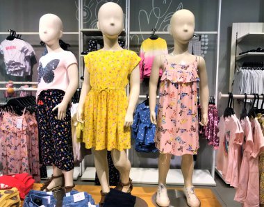 Moskova, Rusya, Temmuz 2019: Bir giyim mağazasında üç küçük kız