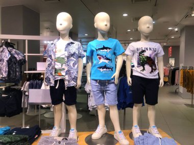 Moskova, Rusya, Temmuz 2019: Bir giyim mağazasında üç manken çocuk