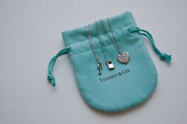 Moskova, Rusya, Kasım 2019: Tiffany & Co. Markalı paketleme mücevheri: yumuşak turkuaz çanta üzerinde gümüş anahtar, kilit ve kalp var. Beyaz arka plan. Boşluğu kopyala