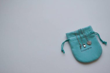Moskova, Rusya, Kasım 2019: Tiffany & Co. Markalı paketleme mücevheri: yumuşak turkuaz çanta üzerinde gümüş anahtar, kilit ve kalp var. Beyaz arka plan. Boşluğu kopyala