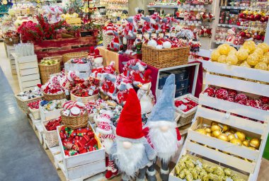 Moskova, Rusya, Eylül 2019: Mağazada Noel oyuncakları ve süslemeleri satılıyor: sepetteki kırmızı ve altın toplar, ceviz kırıntıları ve fareler, cüceler, arabalar, davullar, şeker kamışları vs.