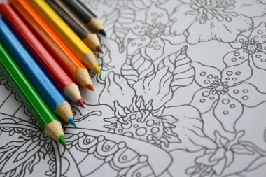 Moskova, Rusya, Aralık 2019: Zen sanatı, rengarenk kalemli karalama desenleri, gökkuşağı renginde. Zen Doodle, zen karmaşası illüstrasyonu, yetişkinler ve çocuklar için boyama kitapları. Boşluğu kopyala