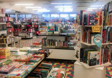 Moskova, Rusya, Eylül 2019: Çocuk Edebiyatı Bölümü, parlak çocuk kitapları, okuma ve seçme alanı bulunan kitapçılarda