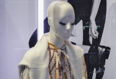 Moskova, Rusya, Kasım 2019: Siyah beyaz bir Vogue fotoğrafının arka planında uzun kirpikleri ve süveteri olan kel bir kızın görünüşte hüzünlü mankeni: siyah bir ayakkabının kolları ve bacakları