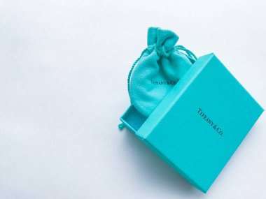 Moskova, Rusya, Ağustos 2019: Tiffany & Co. Beyaz arka planda Tiffany ve Co. markalı çeşitli markalı paketleme paketleme ürünleri.