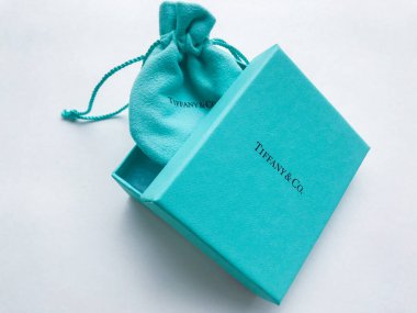 Moskova, Rusya, Ağustos 2019: Tiffany & Co. Beyaz arka planda Tiffany ve Co. markalı çeşitli markalı paketleme paketleme ürünleri.