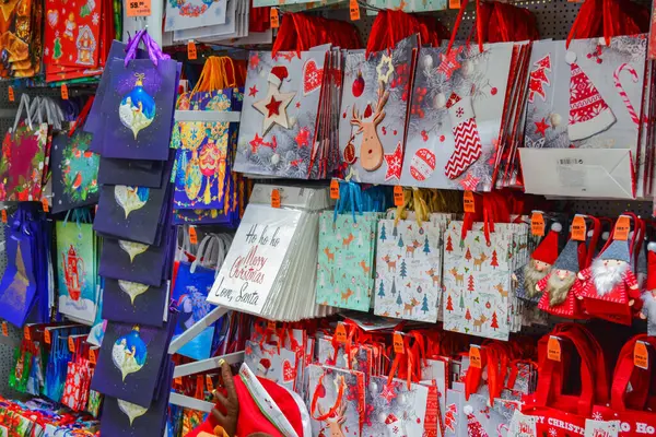 モスクワ ロシア 2019年11月 新年のためのたくさんの紙のギフトバッグと明るいパターンのクリスマスプレゼント 赤い色は店で販売されています — ストック写真