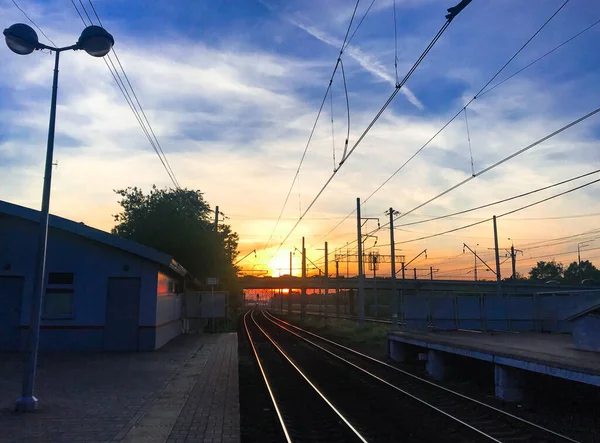 Moskou Rusland Juni 2019 Wachten Trein Zonsondergang Vanaf Het Perron — Stockfoto