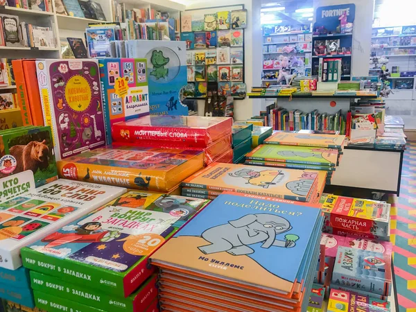 Moscou Rússia Setembro 2019 Departamento Literatura Infantil Nas Prateleiras Livraria — Fotografia de Stock