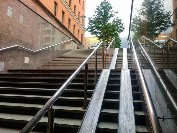 Вид Снизу Подземного Перехода Вверх Лестницы Перила Рельсы Инвалидных Колясок — стоковое фото
