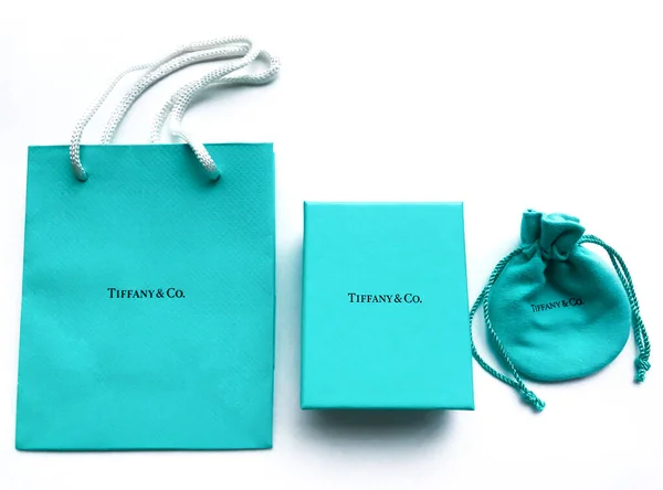 Moskova, Rusya, Ağustos 2019: Tiffany & Co. Beyaz arka planda Tiffany ve Co. markalı çeşitli markalı paketleme paketleme ürünleri.