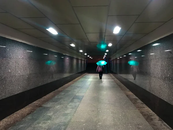 Une Femme Âgée Méconnaissable Vêtue Une Veste Rose Avec Parapluie — Photo