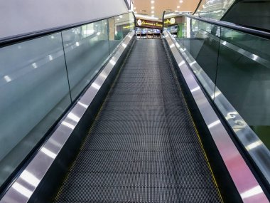 Moskova, Rusya, Ağustos 2019: Adımsız yürüyen merdiven (alışveriş arabaları, tekerlekli sandalyeler ve engelliler için uygun) alışveriş merkezindeki yeraltı otoparkından yükseliyor