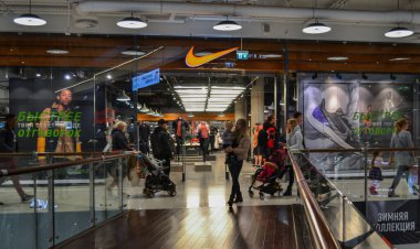 Moskova, Rusya, Kasım 2019: Marka spor giyim ve ayakkabı mağazası Nike. Alışveriş merkezindeki giriş, pencereler, mağazalar, alıcılar içerideki mallara bakar ve dışarı çıkar.