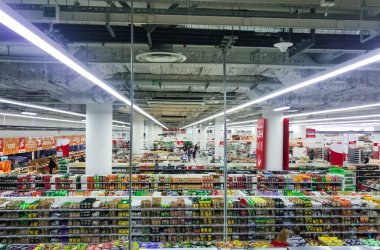 Moskova, Rusya, Temmuz 2019: Alışveriş merkezinde gıda satışlarıyla birlikte büyük perakende satış alanının en üst görüntüsü