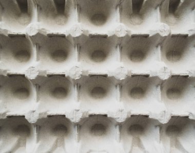 Yumurta, tepsi ve üst manzara için kağıt kutunun yakın plan görüntüsü