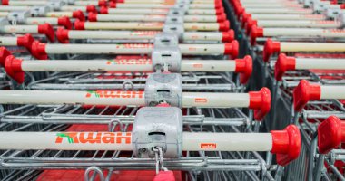 Moskova, Rusya, Haziran 2020: Kilitli ve bozuk para koleksiyoncusu dolu alışveriş arabaları 