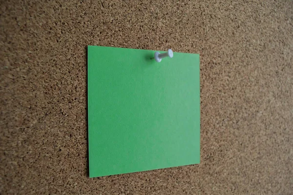 Zamknij Zieloną Notatkę Papierową Tablicy Korkowej Przymocowaną Białą Agrafką Przestrzeń — Zdjęcie stockowe