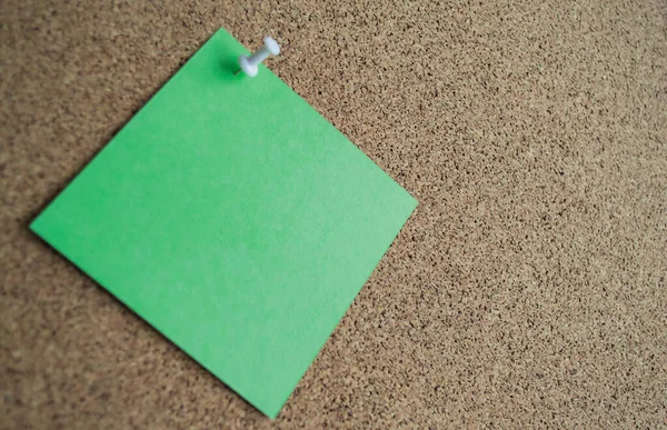 Крупним Планом Зелену Паперову Ноту Пробковій Дошці Прикріплену Білим Штифтом — стокове фото