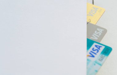 Moskova, Rusya, Ağustos 2019: Kredi kartları: Visa, Visa altın, Visa elektronu, metin için yeri olan bir defterden dışarı bakar. Finansal fırsatlar konsepti, planlama