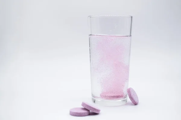 Стакане Водой Растворимые Мгновенные Растворяющиеся Розовые Пузырьки Таблетки Близлежащие Аналогичные — стоковое фото