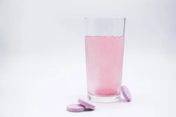 Einem Glas Mit Wasser Bläst Eine Lösliche Sofortige Oder Rosa — Stockfoto