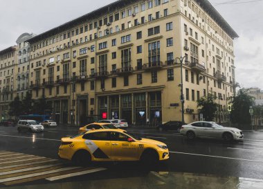 Moskova, Rusya, Temmuz 2020: Şehirde yağmur, Tverskaya caddesi, arabalar, taksiler. Bulutlu gri karanlık gökyüzü.