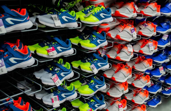 俄罗斯莫斯科 2020年7月 商店货架上有很多五颜六色的亮运动鞋 — 图库照片