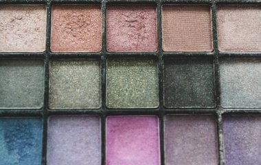 Paleti çok renkli göz farıyla kapat. Makyaj rengi, mavi, turkuaz ve pembe.