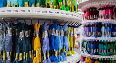 Moskova, Rusya, Ağustos 2020: Dikiş dikme ürünleri dükkanında çok renkli, parlak diş iplikleri satışı yapan stantlar