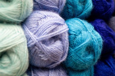 Turkuaz, mavi ve leylak renginde ipliklerin yakın plan görüntüsü. İp arkaplanı