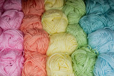 Turkuaz, mavi, sarı, turuncu ve yeşil renkte ipliklerin yakın plan görüntüsü. İp arkaplanı.